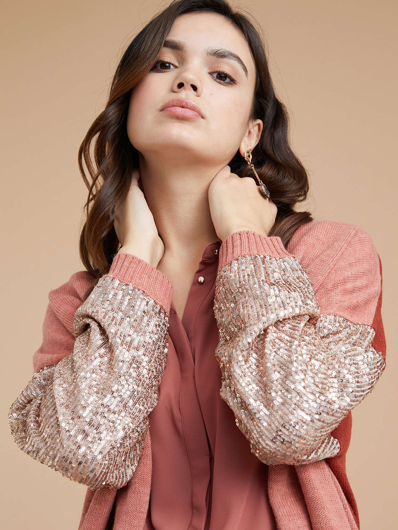 C&aacute;rdigan con aplicaciones de lentejuelas image number 2