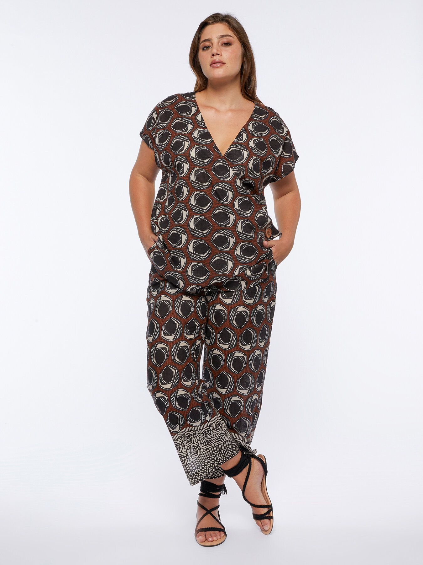 Pantaloni dritti dalla stampa etnica image number 1