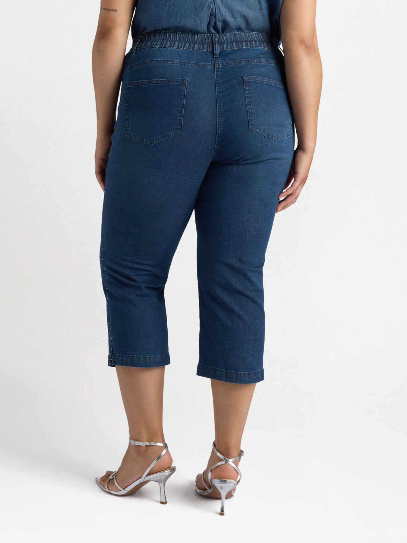 Cropped-Jeans mit kleinen Nieten image number 2