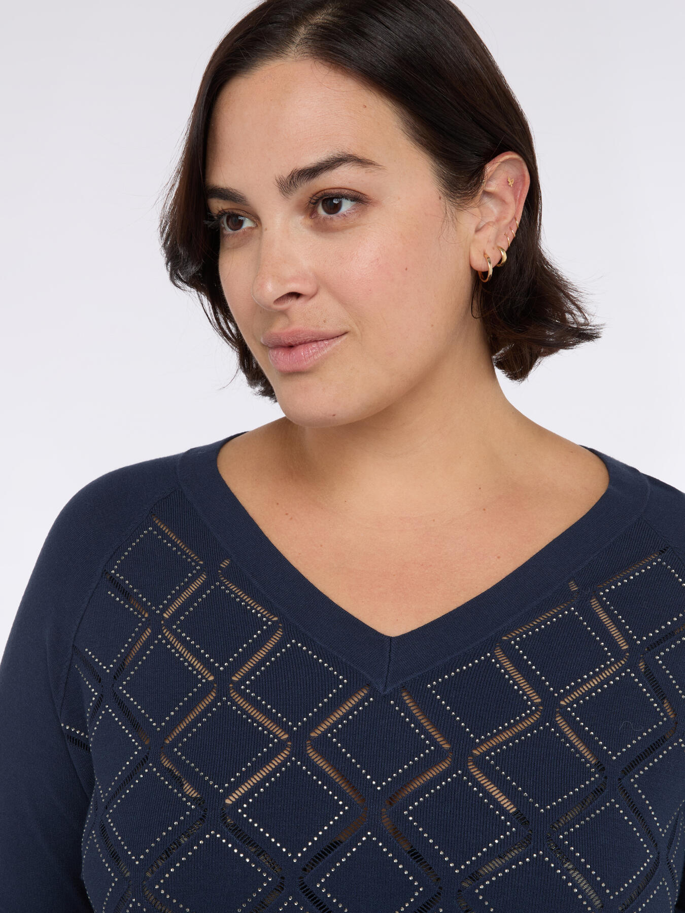 Pullover mit V-Ausschnitt mit Rautendetail und Lichtpunkten image number 3