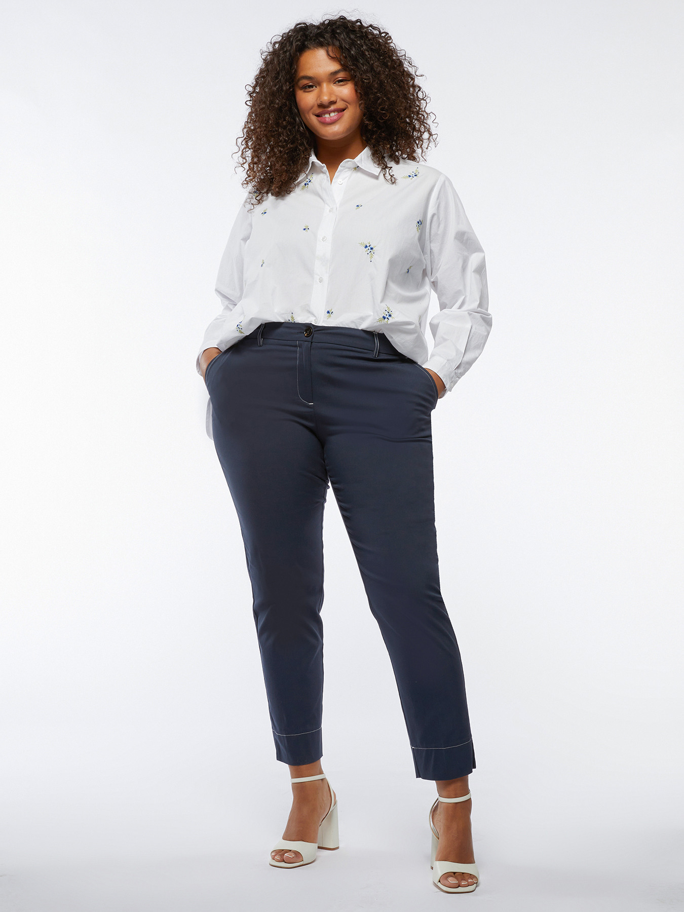 Pantalones chinos con pespuntes blancos image number 2