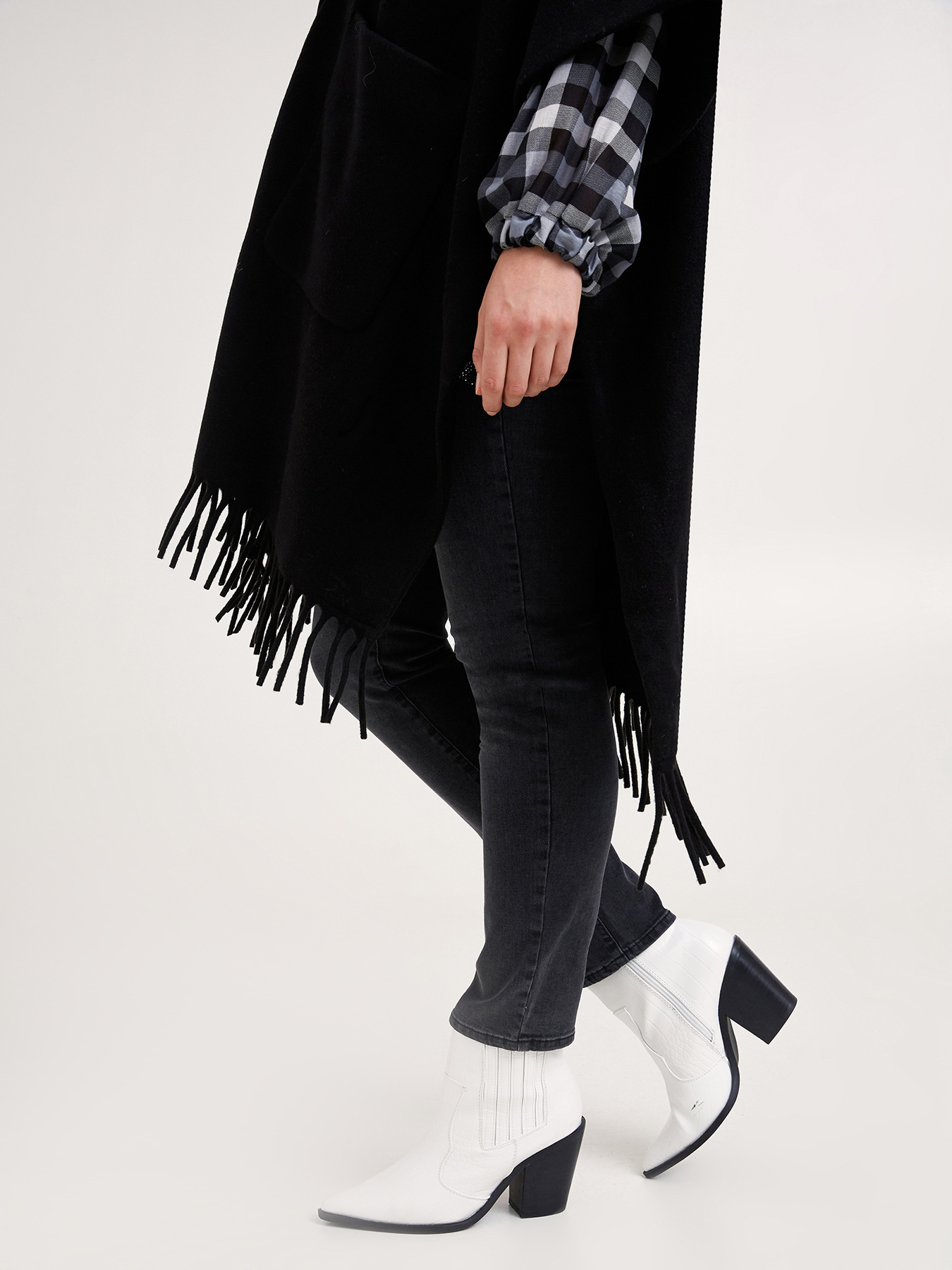 Mantella con frange al fondo image number 2