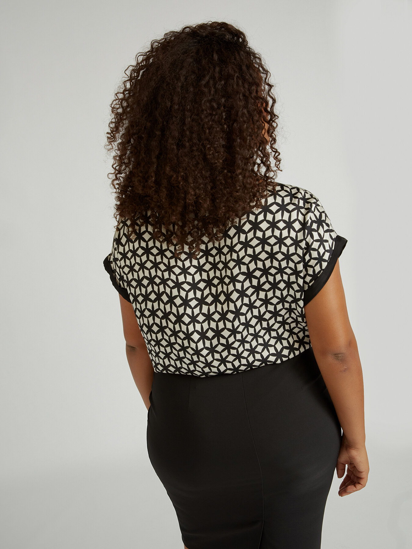 Blusa dalla stampa geometrica image number 1