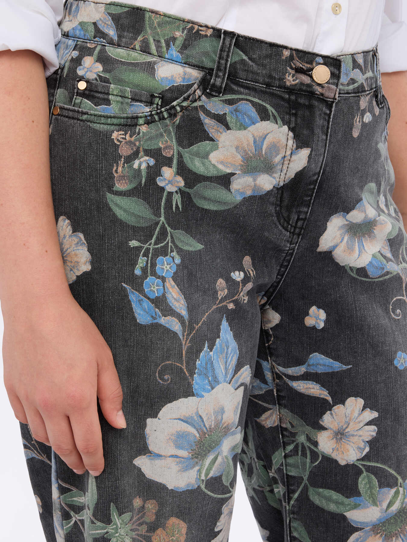 Cropped jeans with floral print image number 4