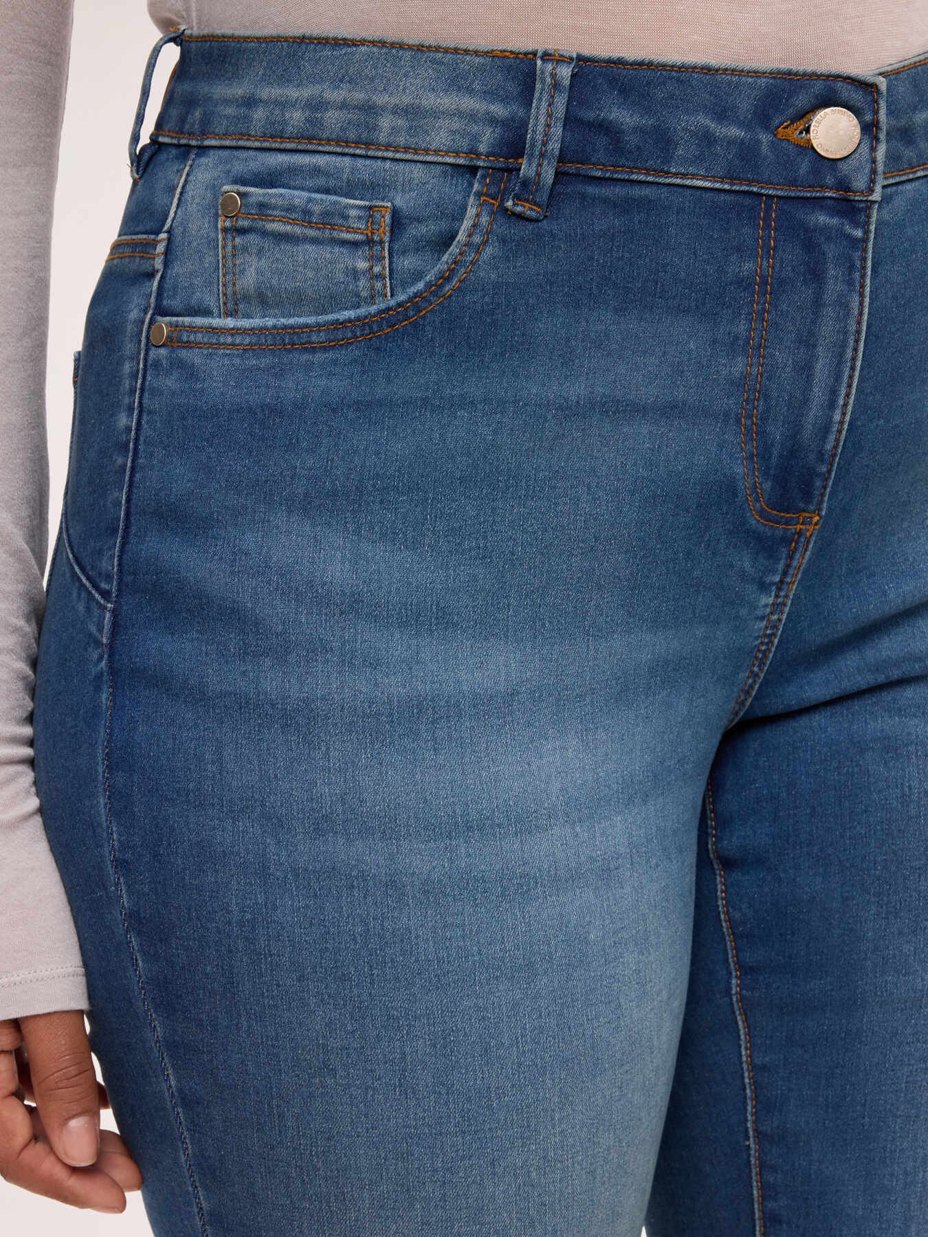 Bootcut-Jeans in Washed-Optik image number 3