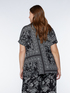 Blusa con estampado de bandana en blanco y negro image number 1