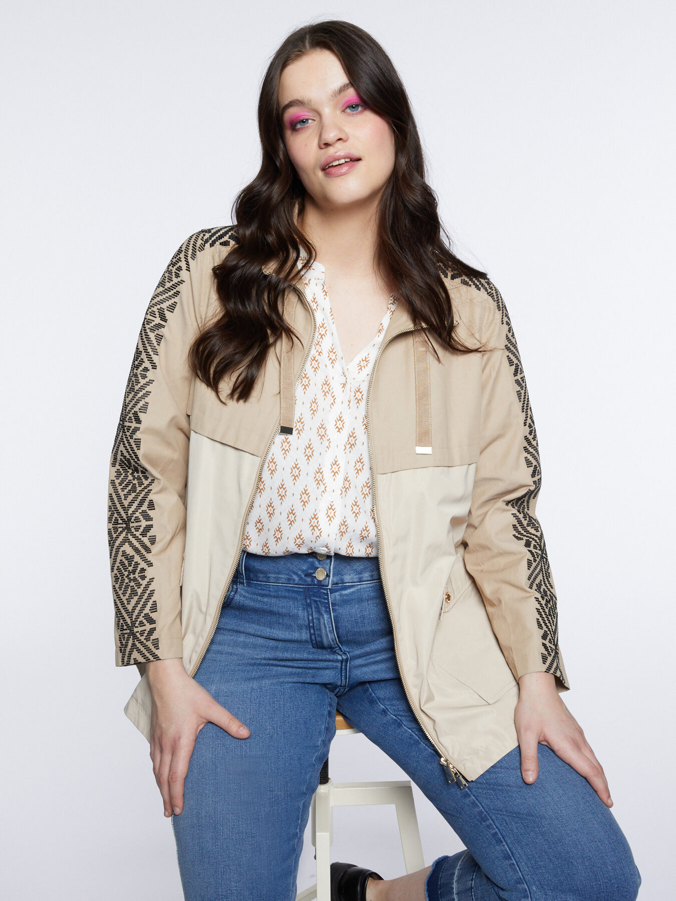 Parka ligera con bordado &eacute;tnico image number 3