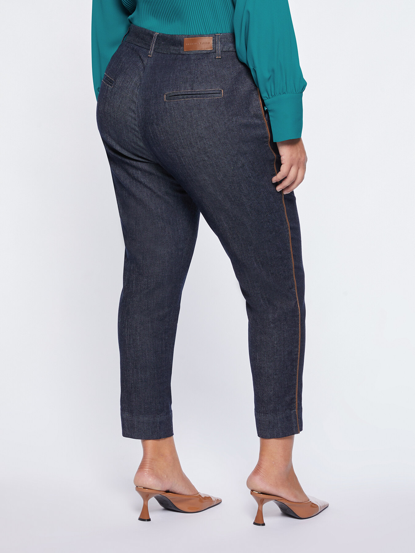 Vaqueros rectos con detalles en contraste image number 1