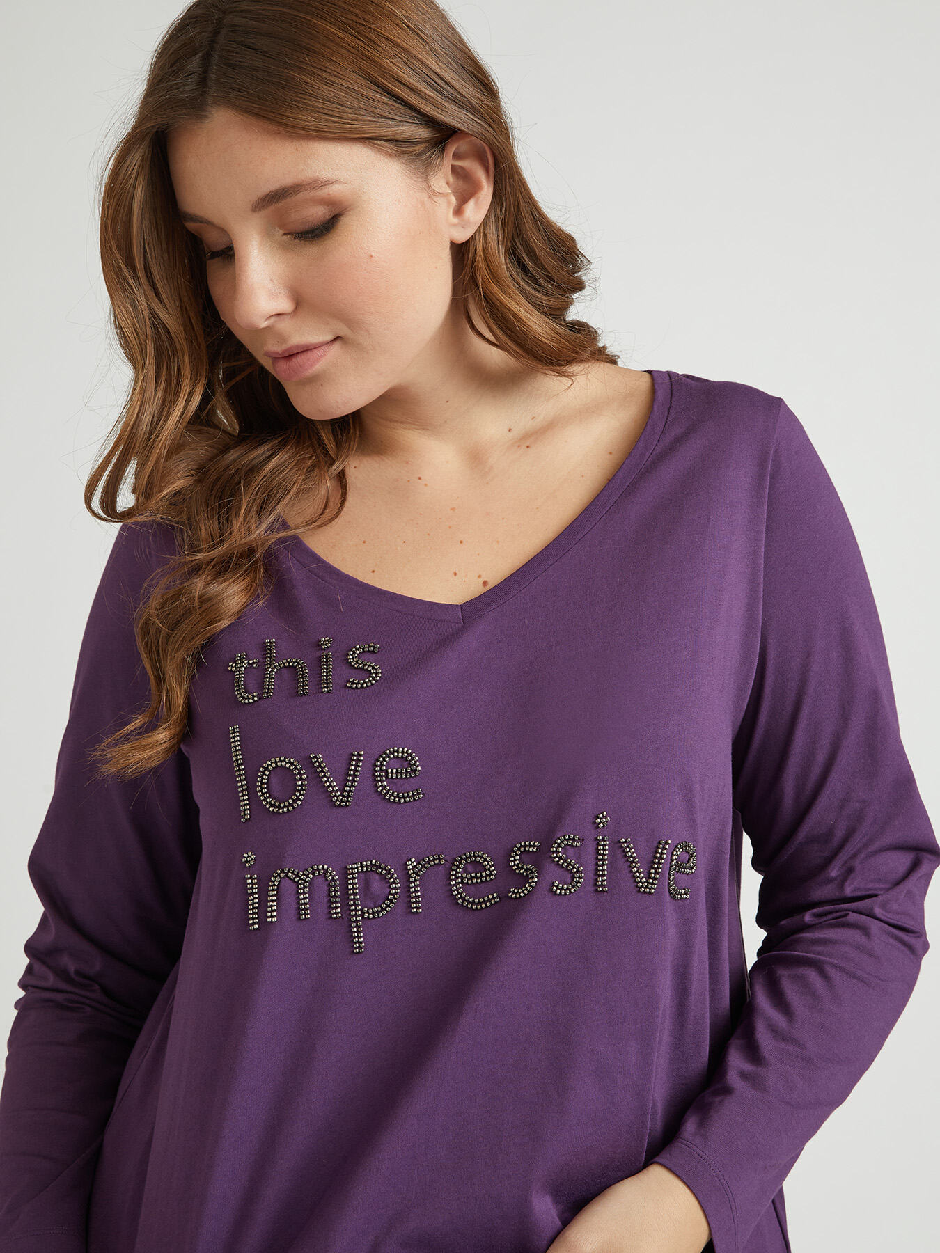 T-shirt con scritta ricamata image number 2