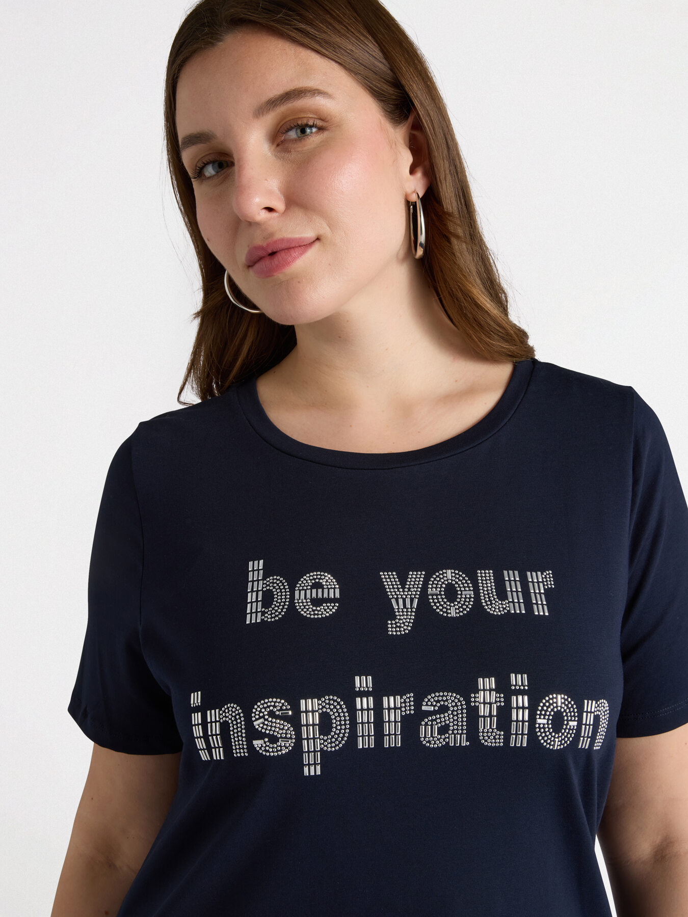 T-Shirt mit Schriftzug aus Nieten image number 0