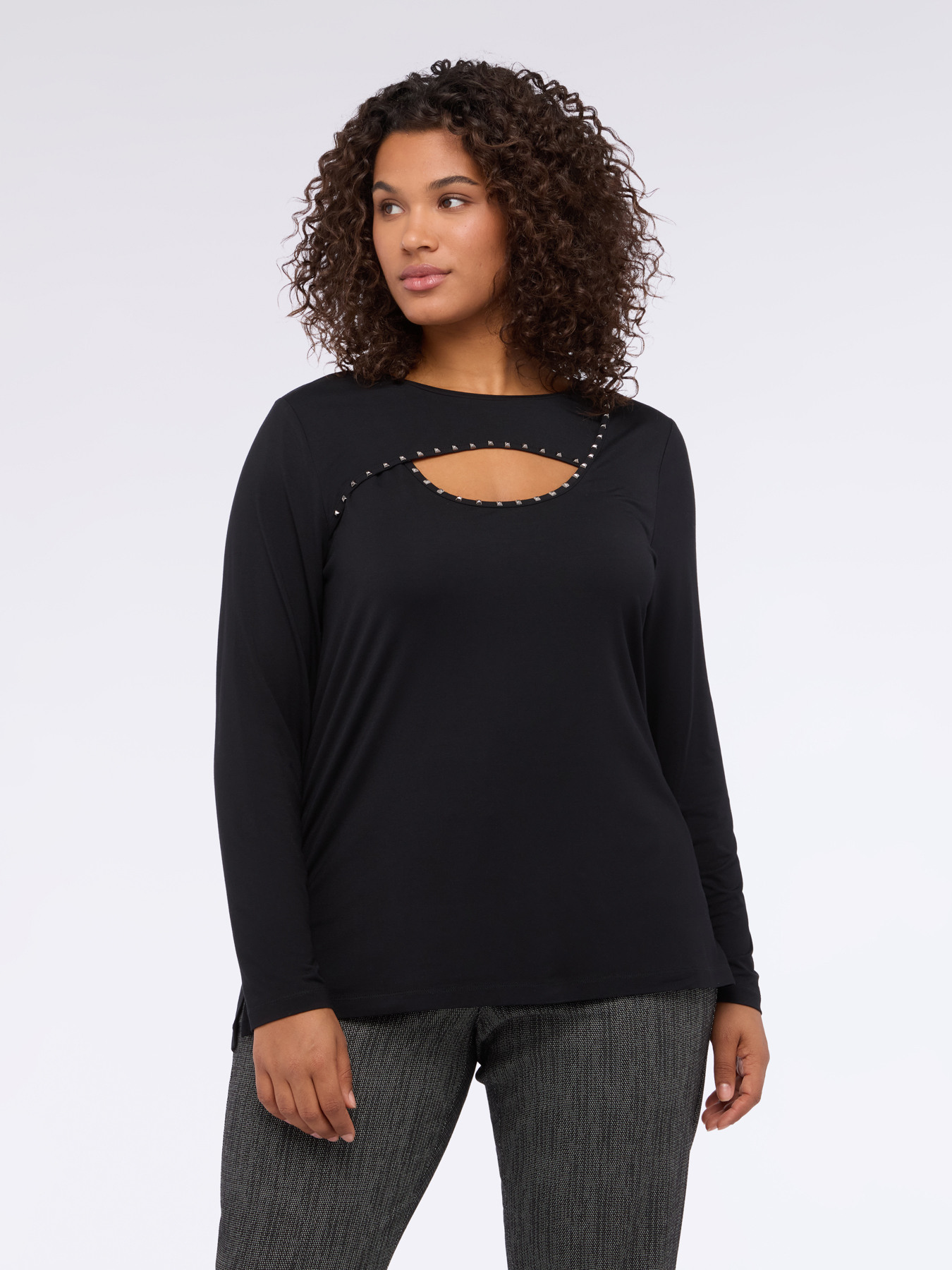 T-shirt con cut-out sullo scollo e borchie image number 2