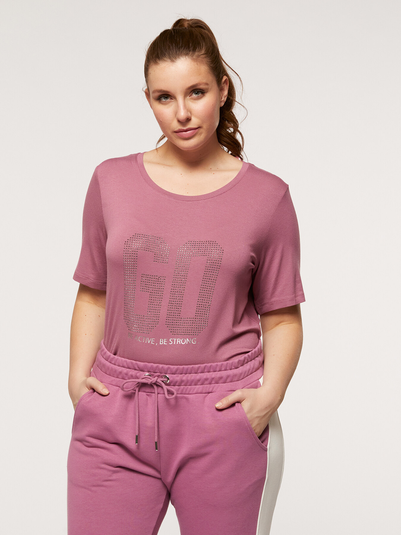 "GO!" T-shirt with lettering in rhinestones image number 0