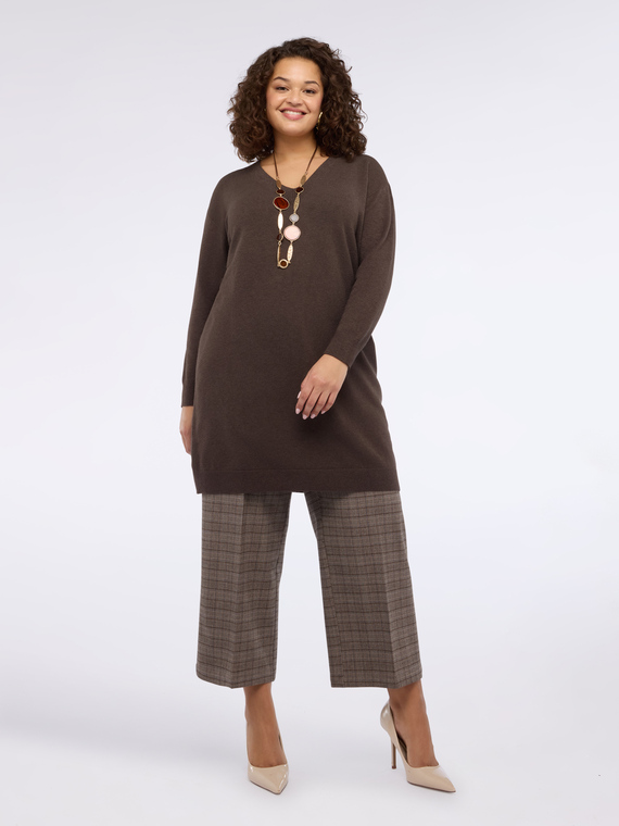 Long sweater with V-neck