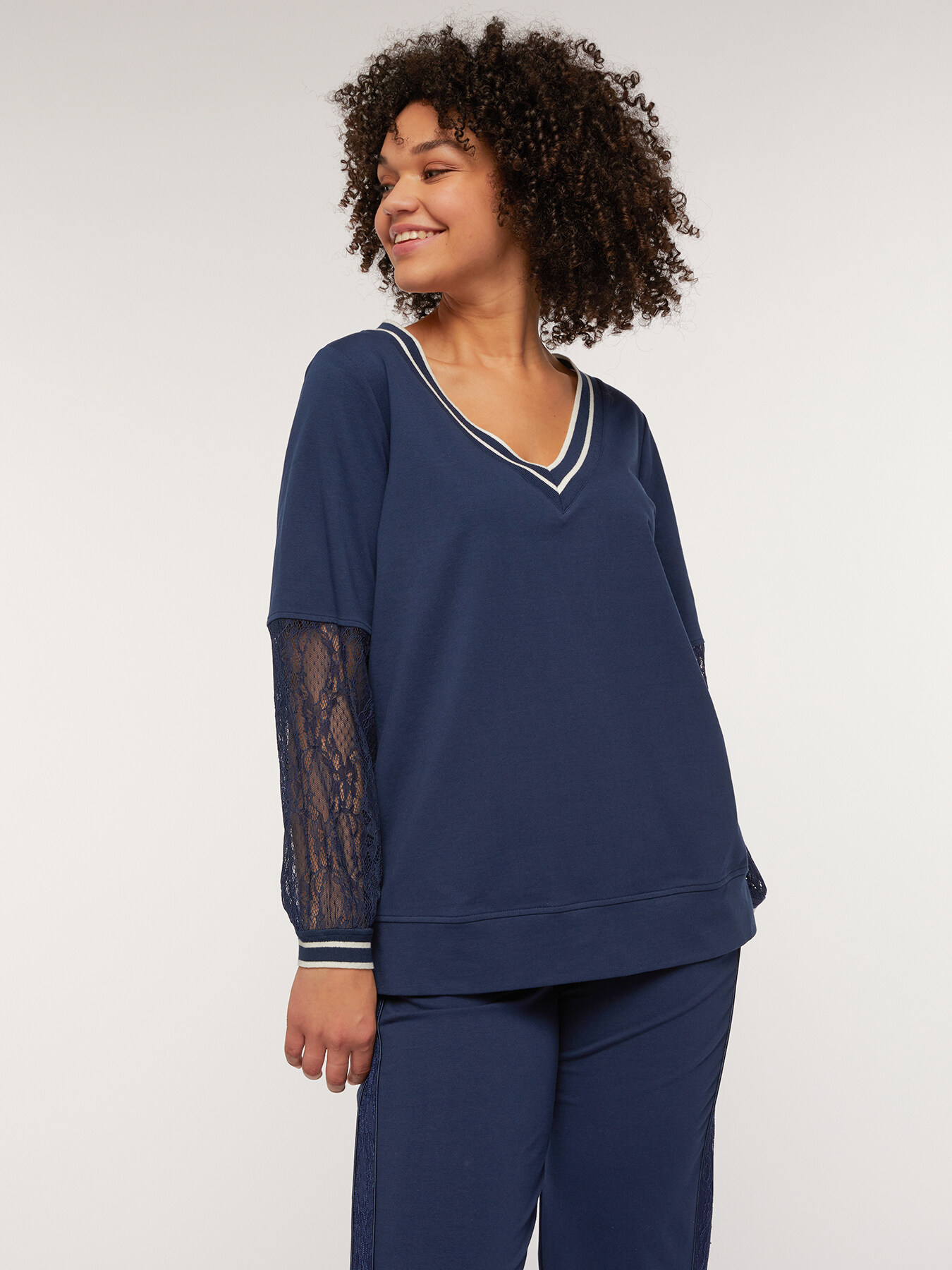 Sudadera con encaje y bordes blancos image number 2