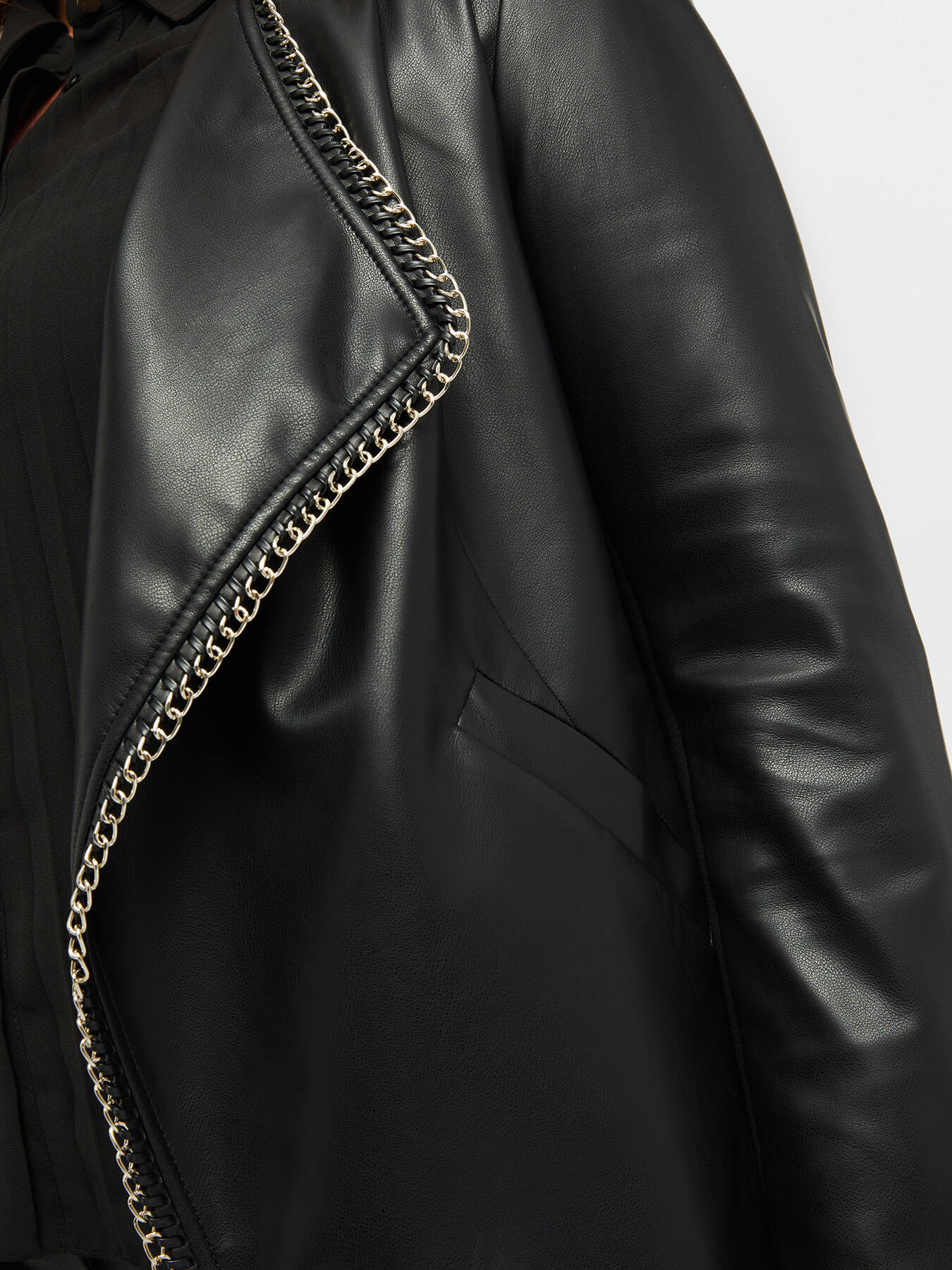Chaqueta biker con cadena image number 5