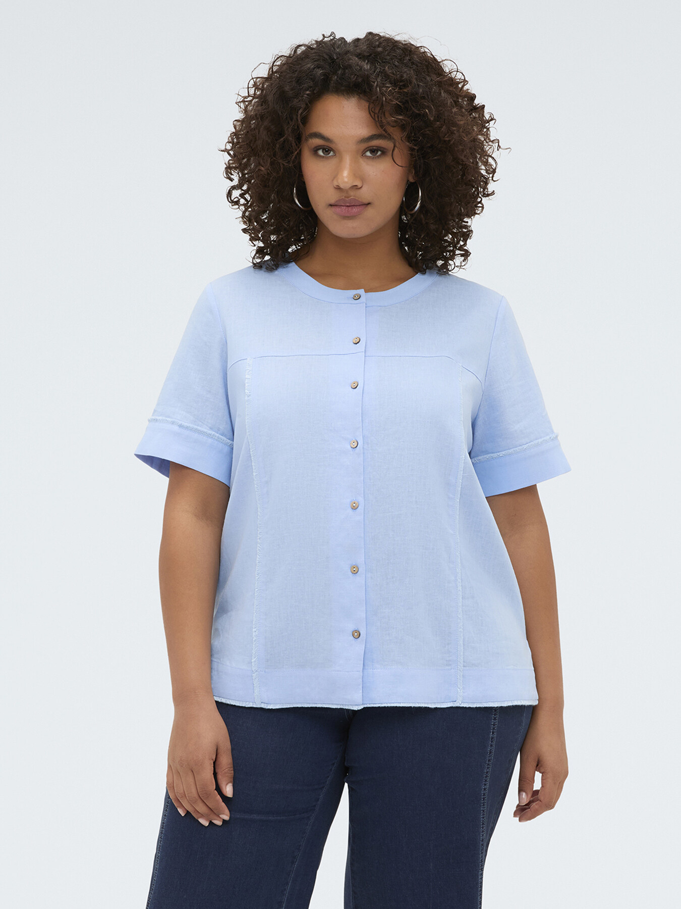 Round neck shirt in linen and viscose blend image number 2