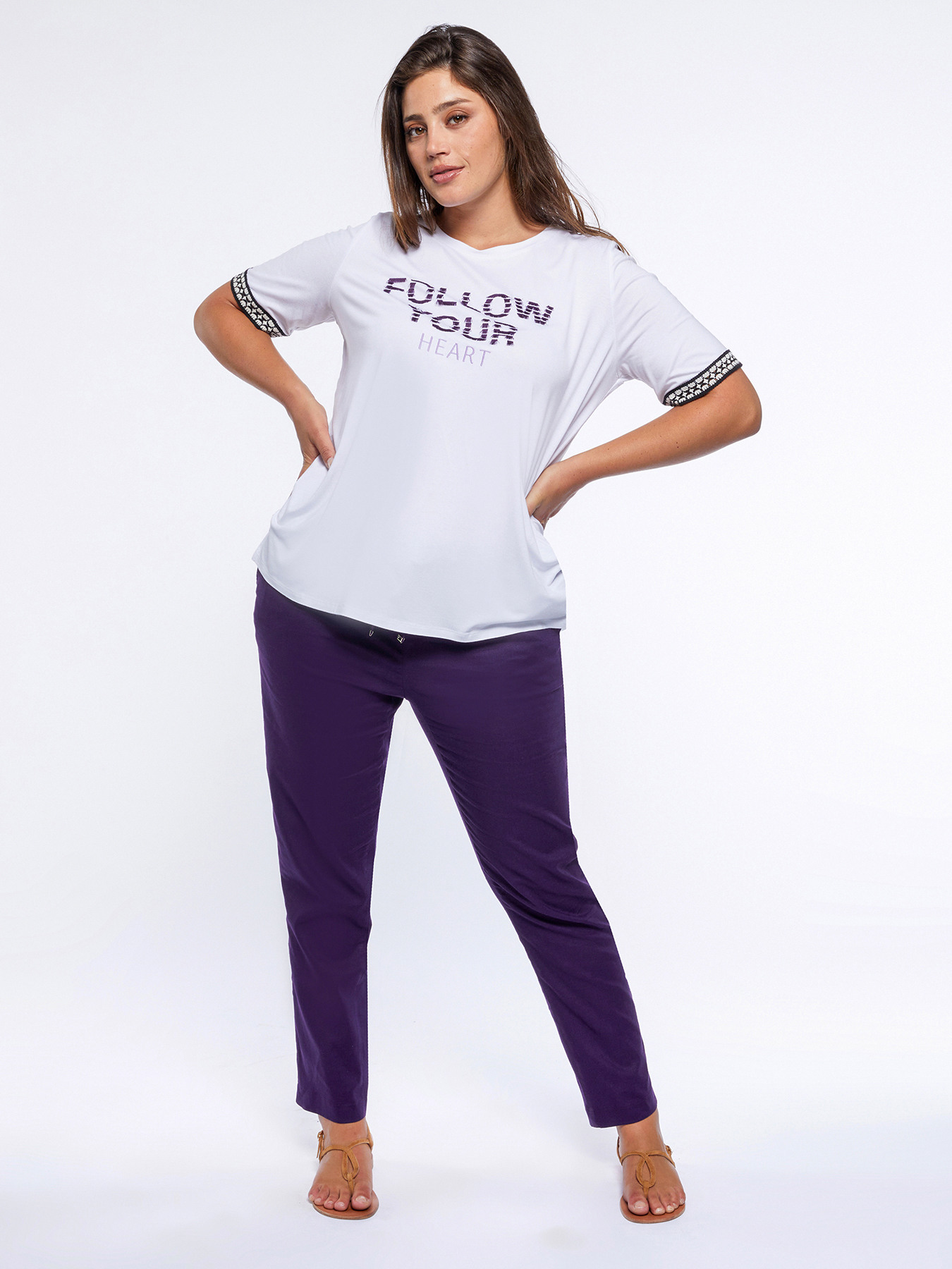 T-shirt con scritta ricamata image number 2