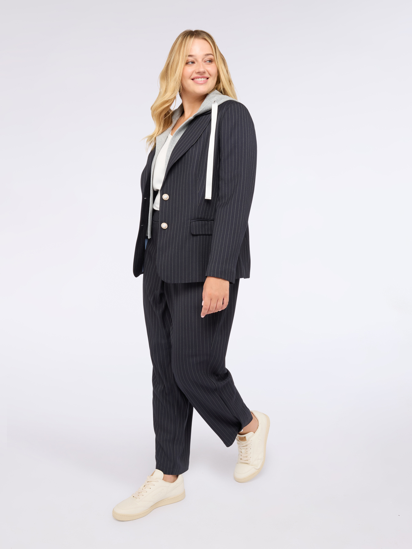 Blazer gessato con cappuccio in felpa staccabile image number 3