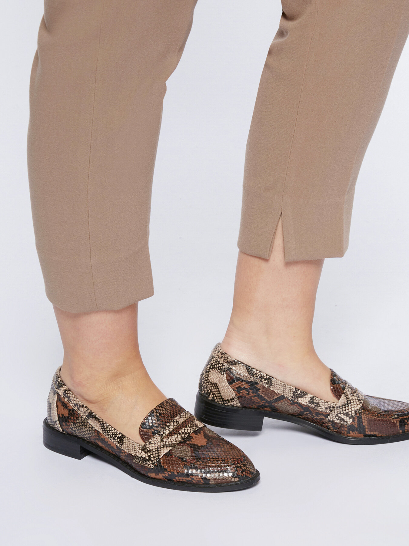 Pantaloni dritti con tasche all'americana image number 2