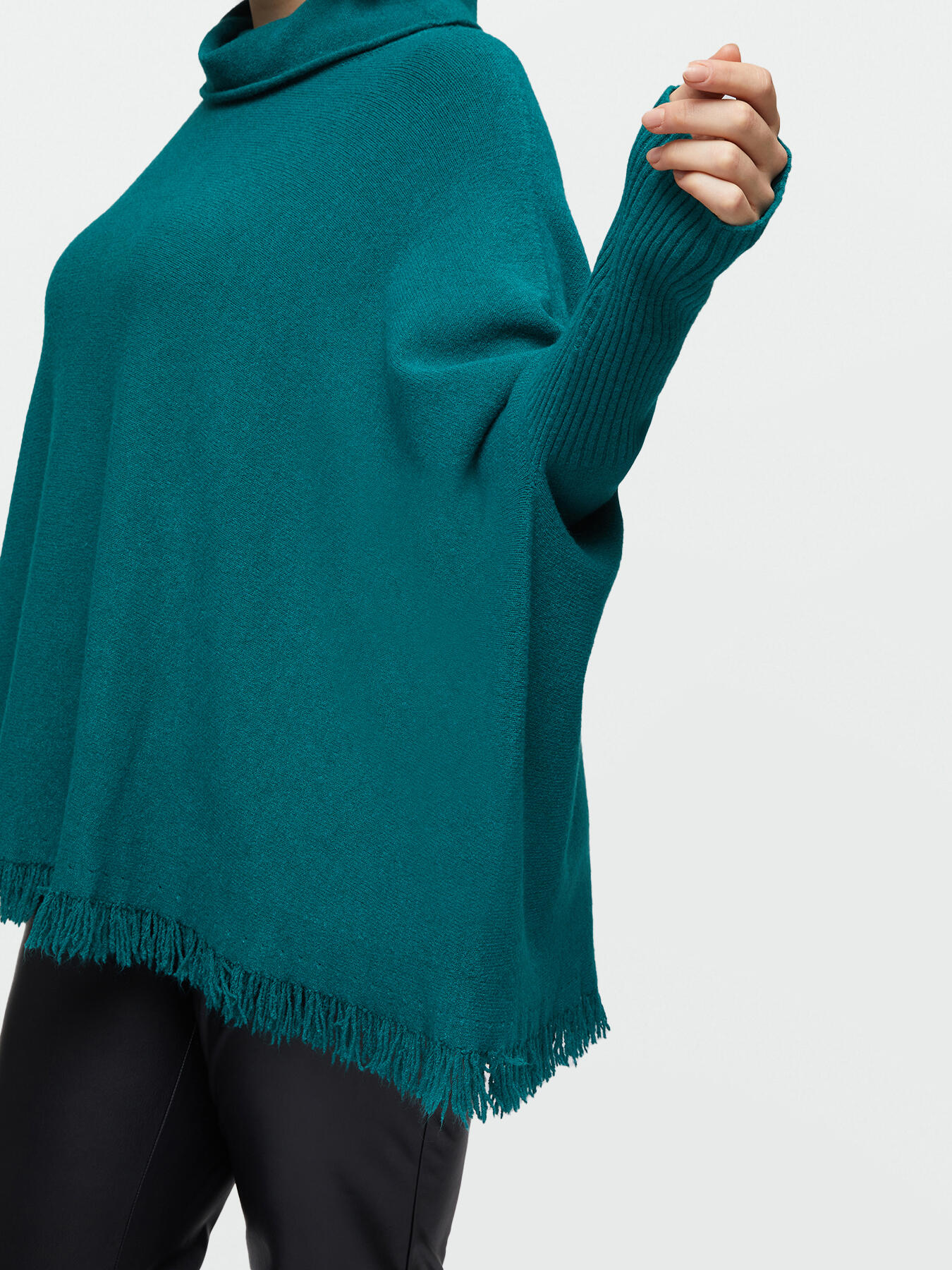 Pull avec cape avec franges et col boule image number 3