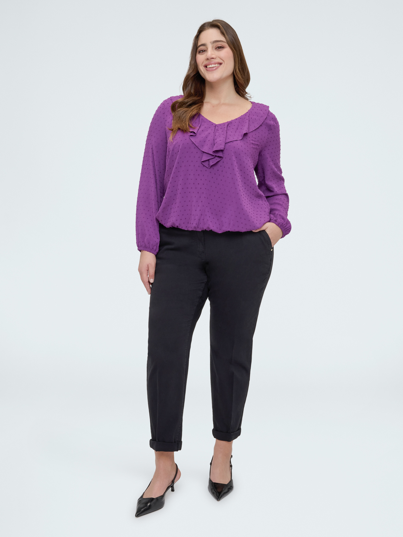 Blusa in plumetis a pois con volant image number 3