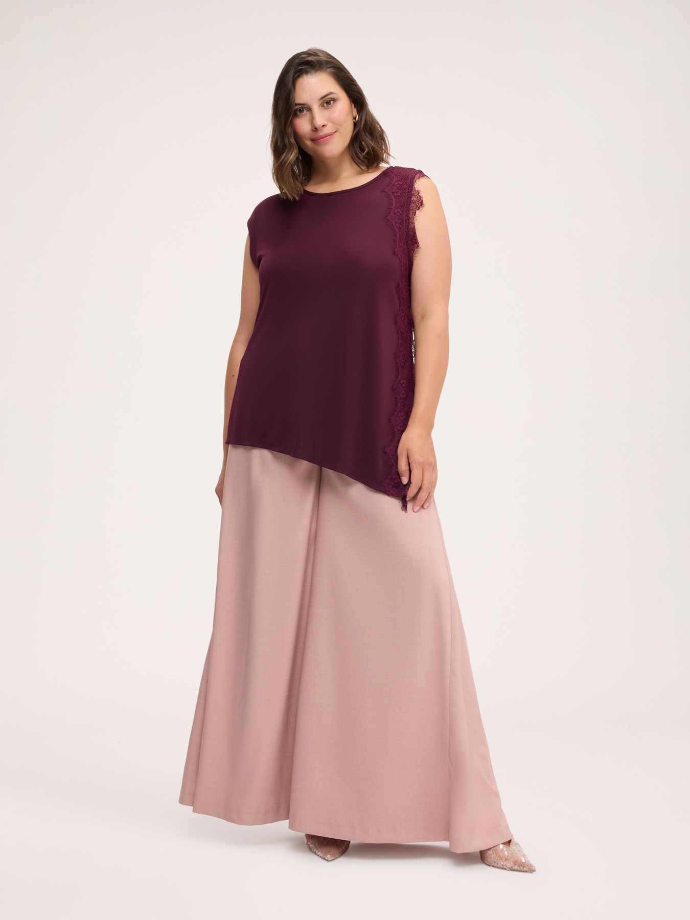 Top asimmetrico con bordo in pizzo image number 3