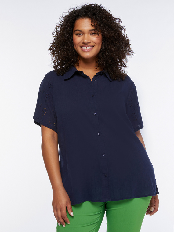 Shirt with sleeves in sangallo