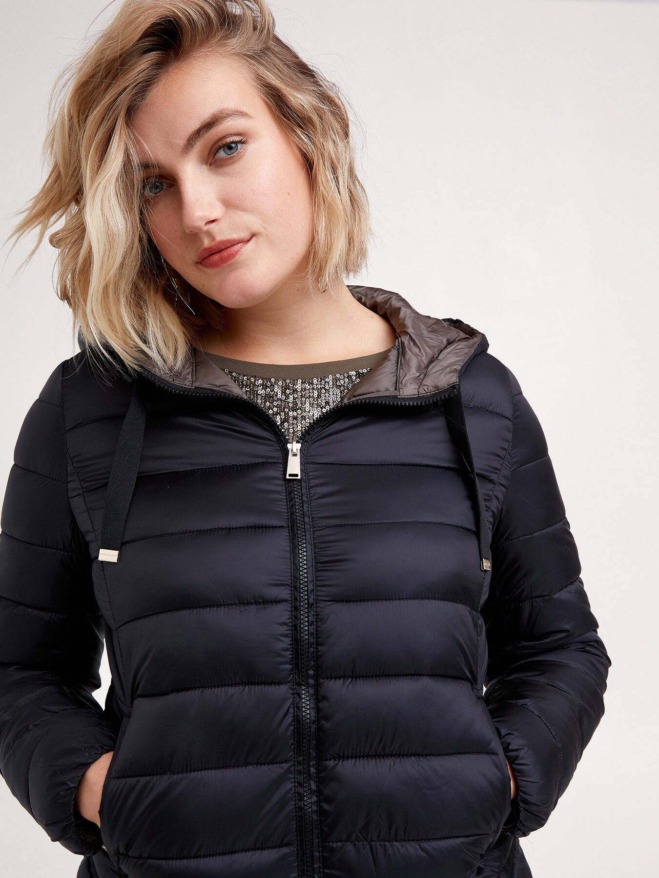 Piumino leggero con cappuccio image number 1