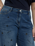 Jeans Straight Leg con aplicaciones decorativas image number 2