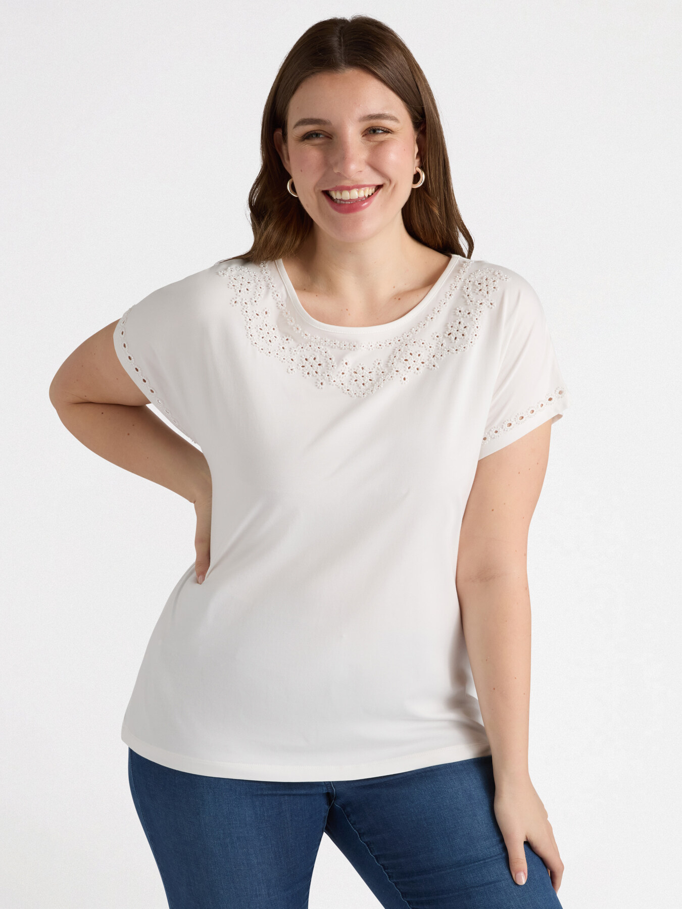 T-shirt con ricamo image number 2