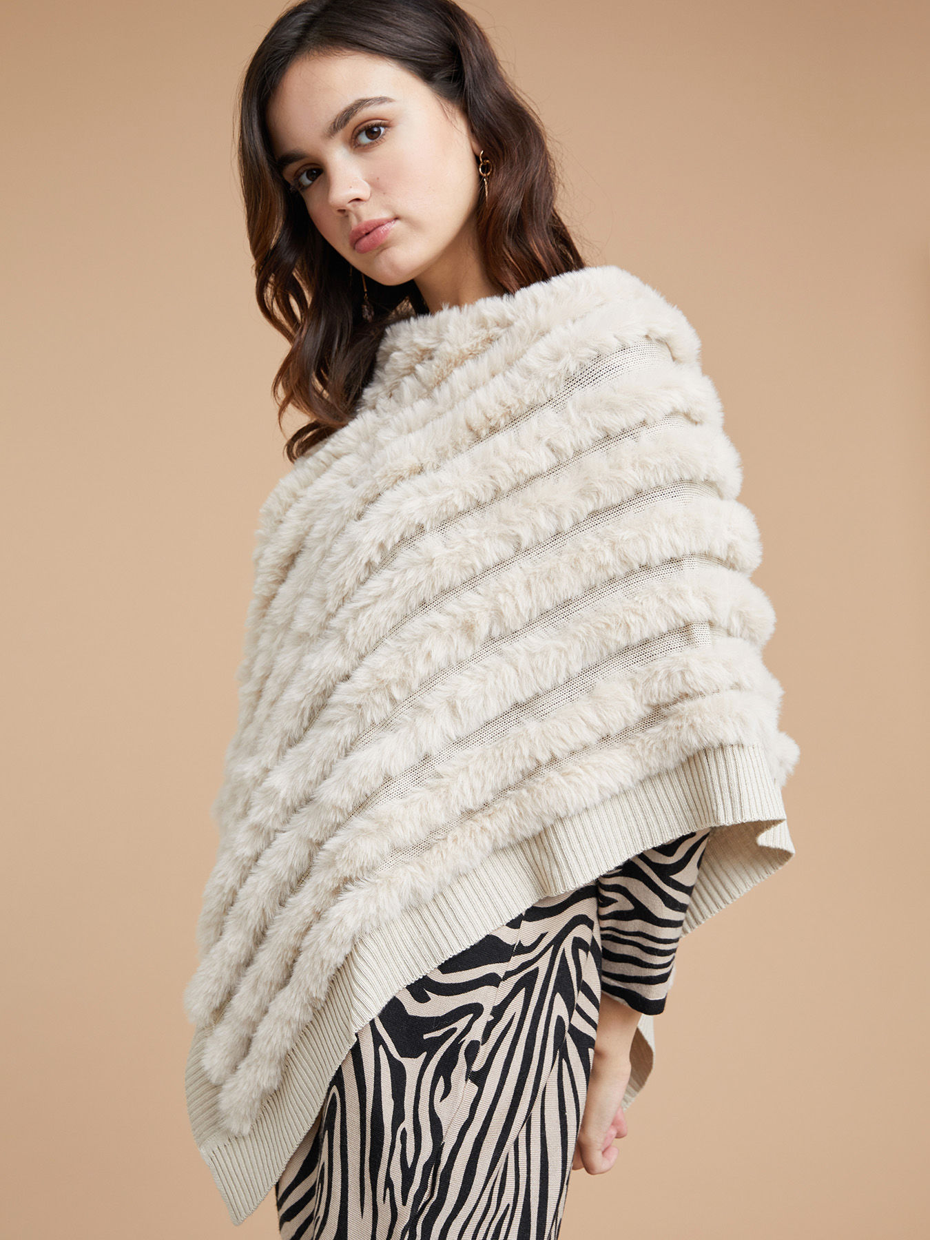 Mantella in pelliccia sintetica e tricot image number 2