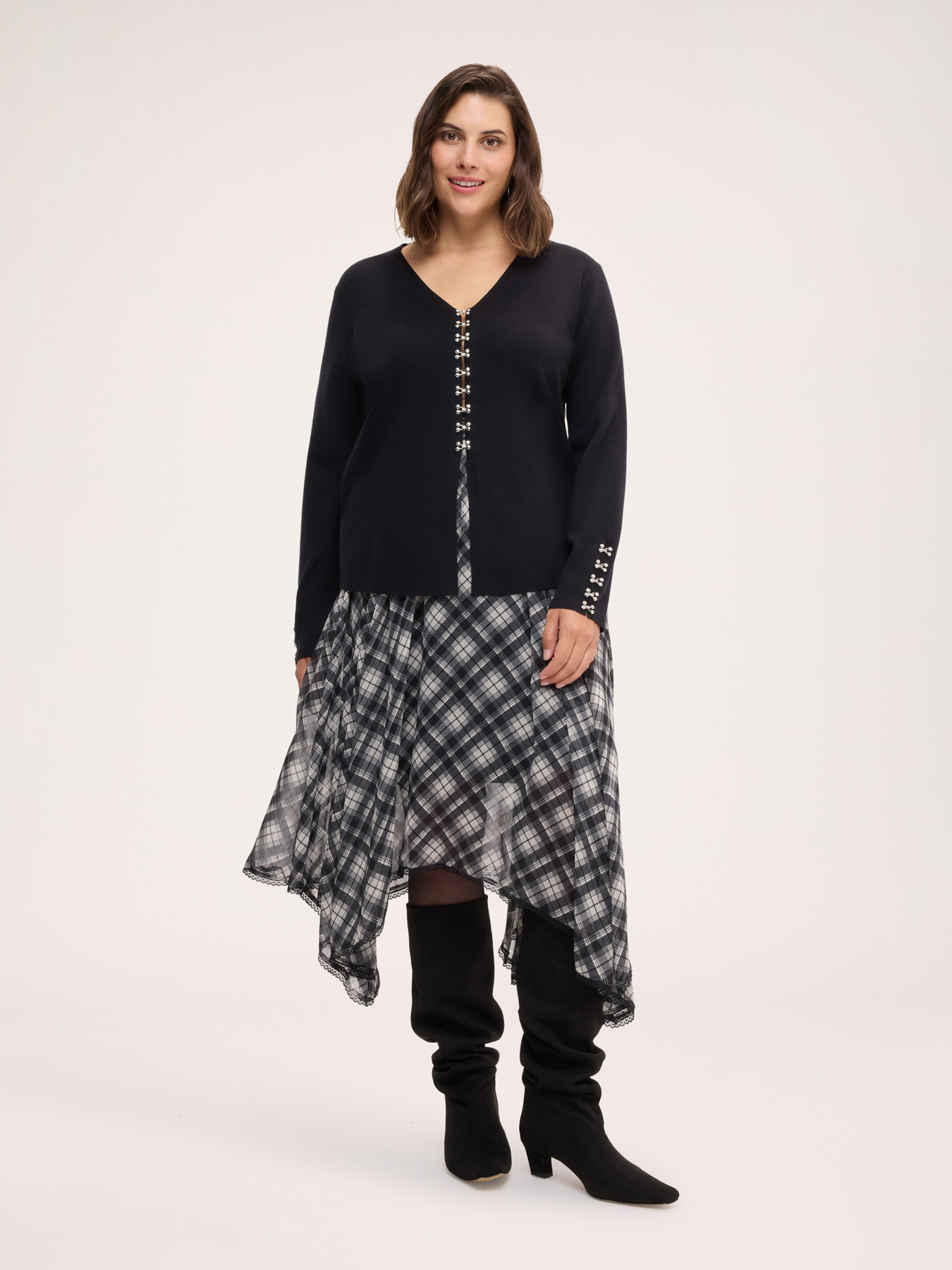 Strickjacke aus feiner Strickware mit Metallapplikationen image number 2