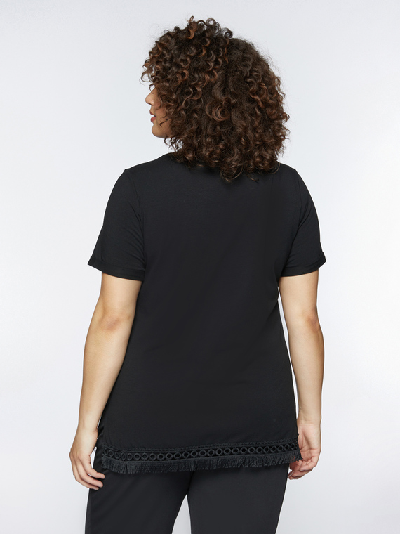 T-shirt with embroidery and thread edge