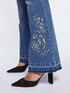 Jean flare turquoise avec riche broderie image number 3