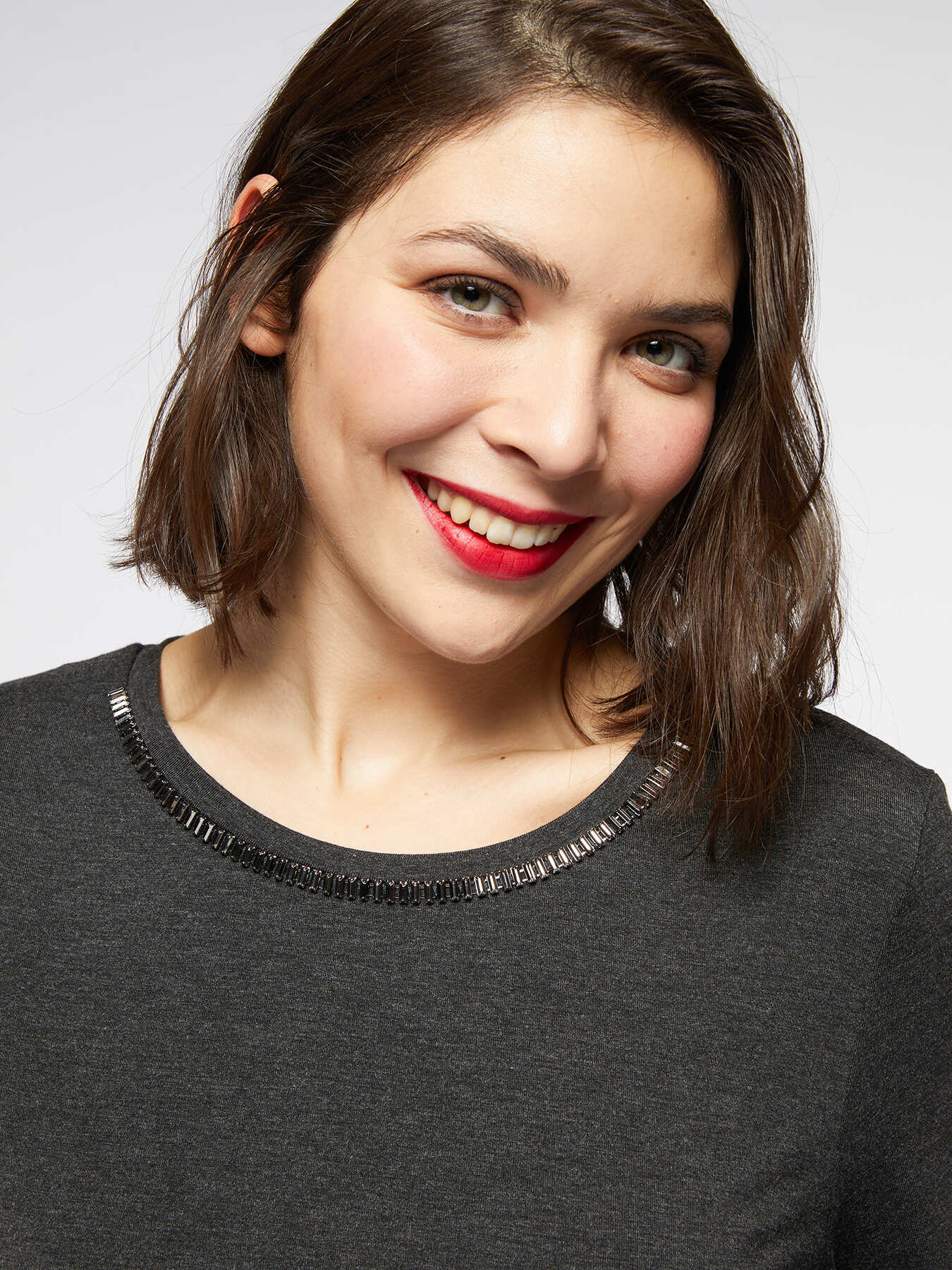 Camiseta con escote bordado image number 2