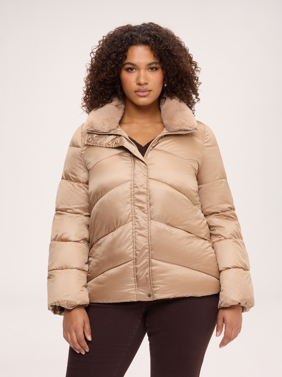 Kurze Steppjacke mit Pl&uuml;schkragen