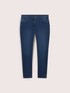 Skinny Jeans in blauer Waschung mit Schlitz am Saum image number 0