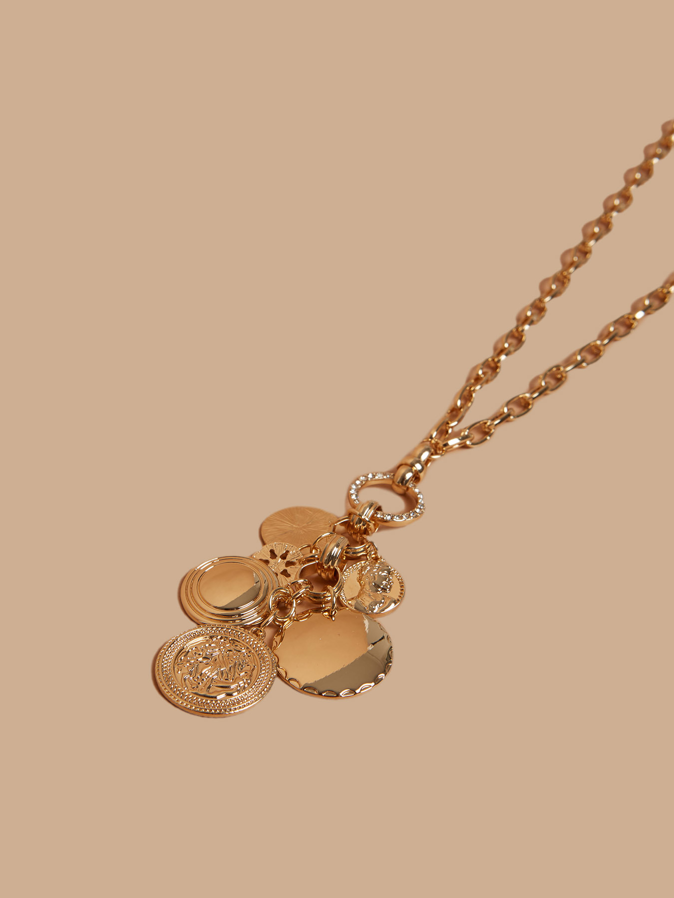 Collana lunga con ciondoli e moneta image number 1