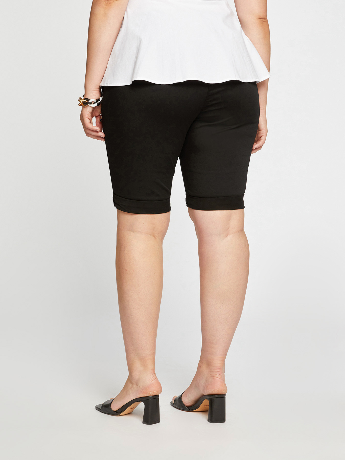 Kurze Hose mit schr&auml;g geschnittenen Taschen image number 1