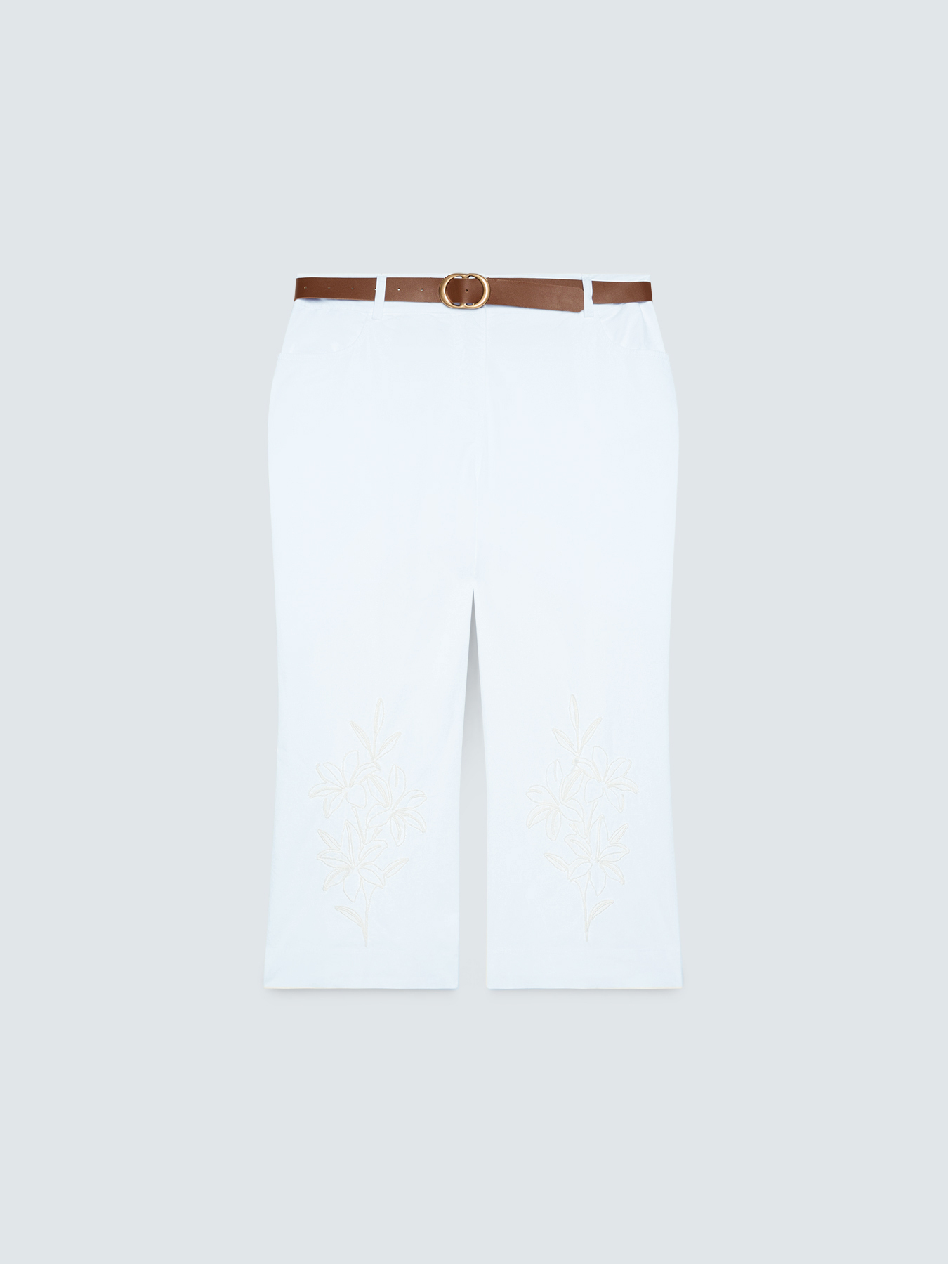 Pantalon court avec broderies et ceinture image number 4