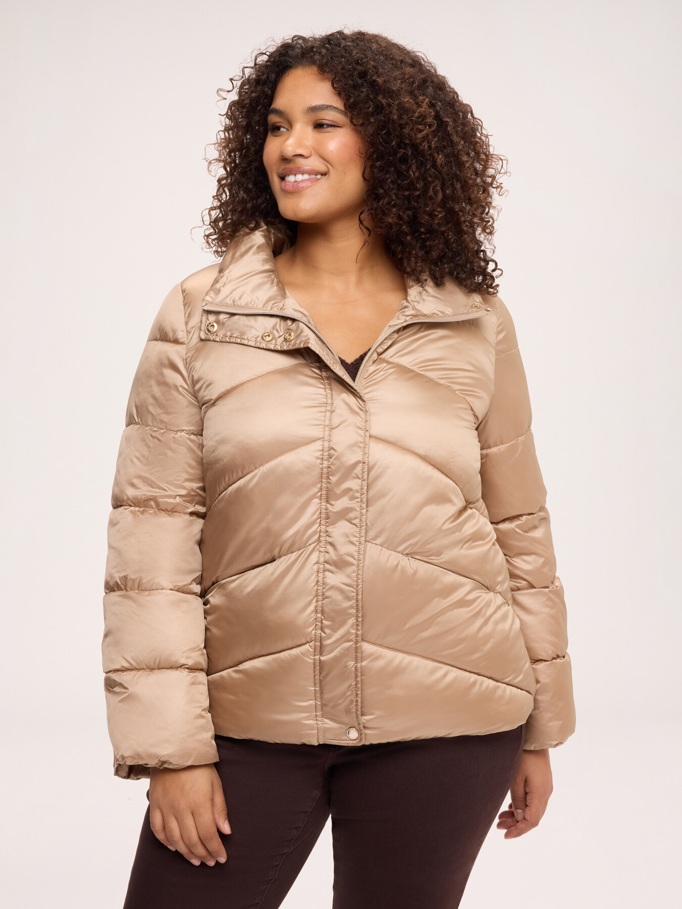 Short down jacket with faux fur collar image number 4