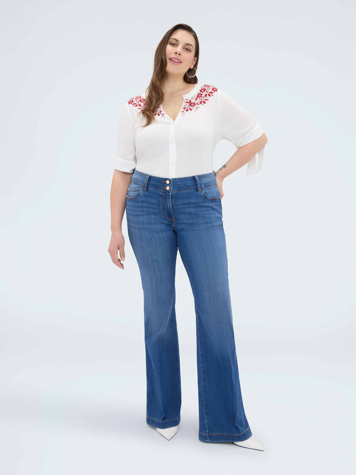 Blouse with floral embroidery image number 3