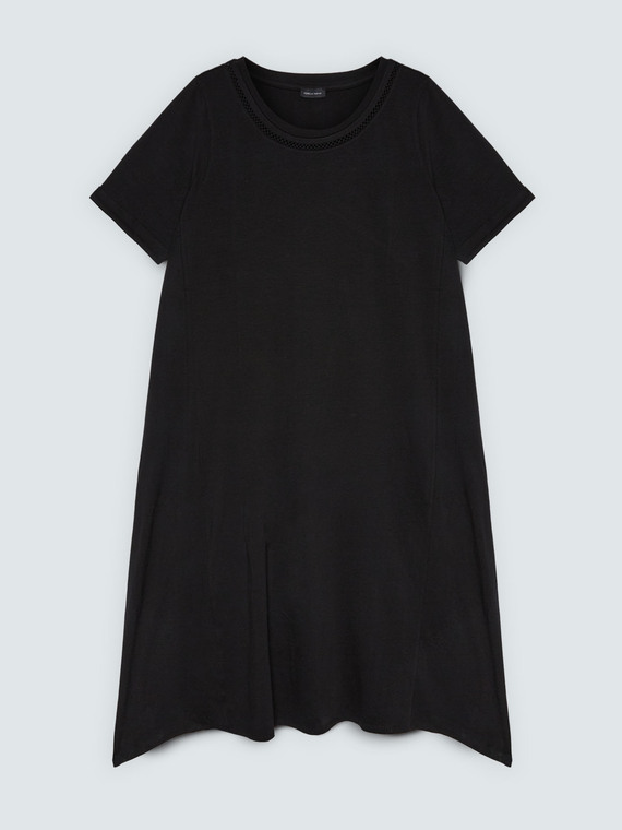 Kleid mit perforiertem Detail am Ausschnitt
