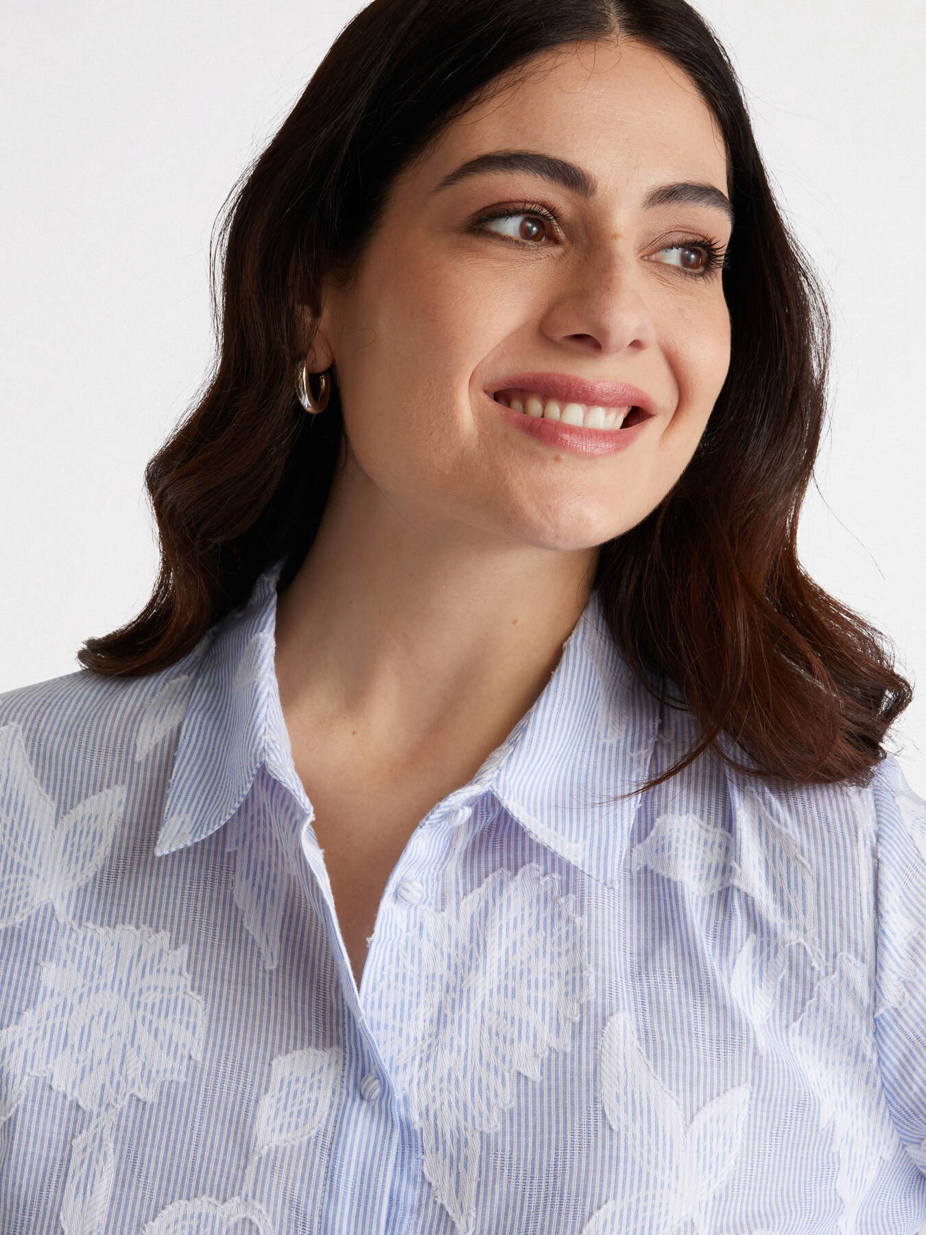 Camisa de rayas con elaboraci&oacute;n floral image number 4