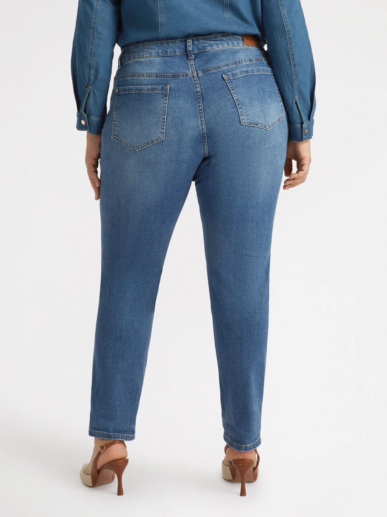Girl-fit jeans with chain detail image number 1