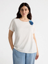 T-shirt with flower brooches image number 2