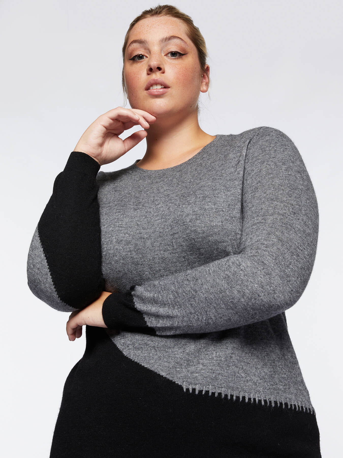 Pull color block avec une broderie faite &agrave; la main image number 3