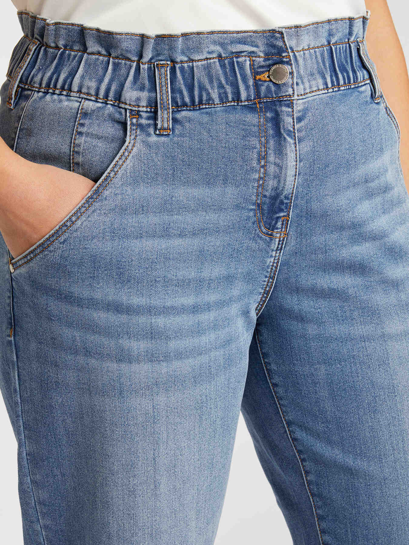 Light washed balloon jeans image number 3