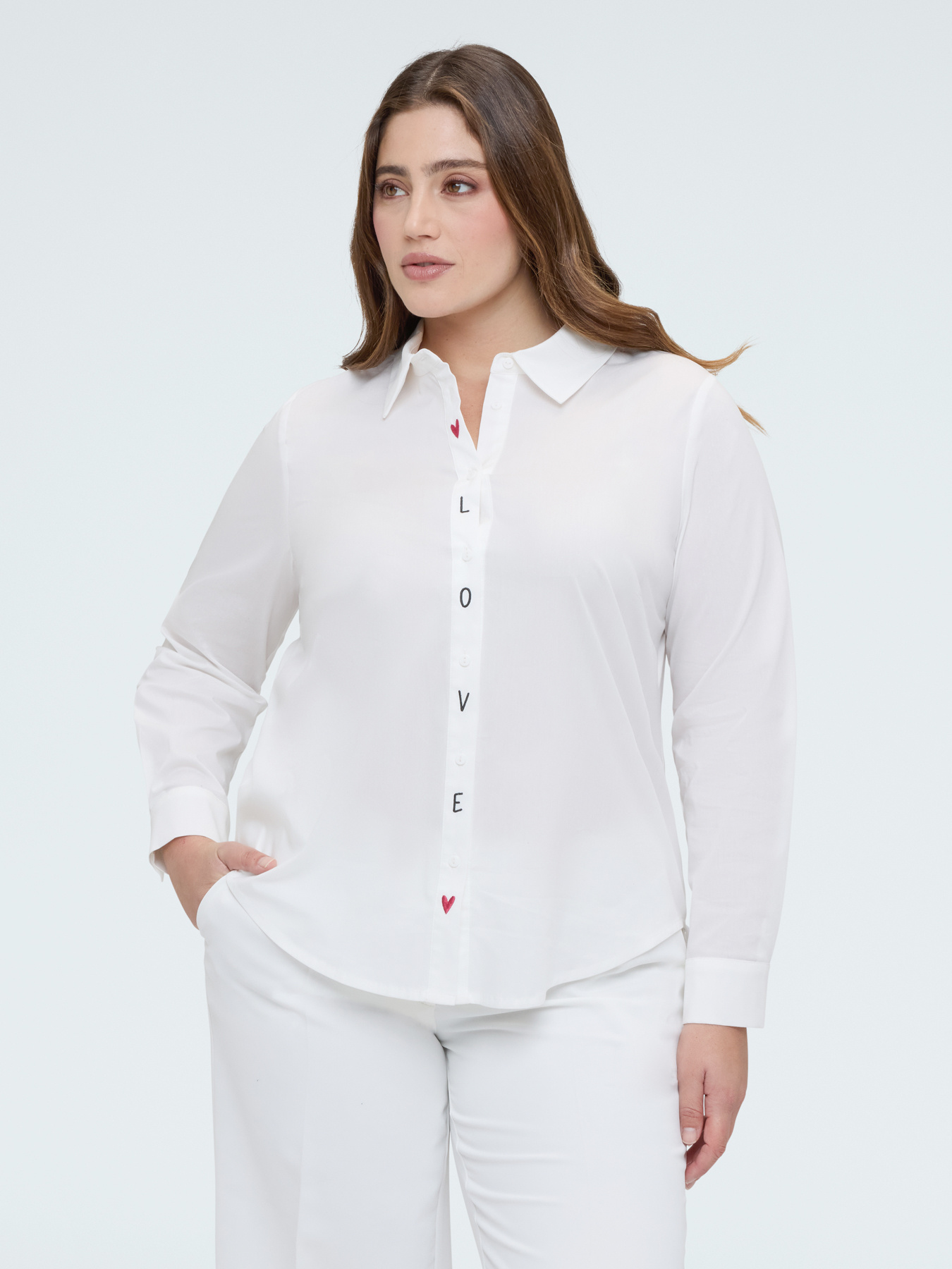 Camisa con bordado LOVE image number 1