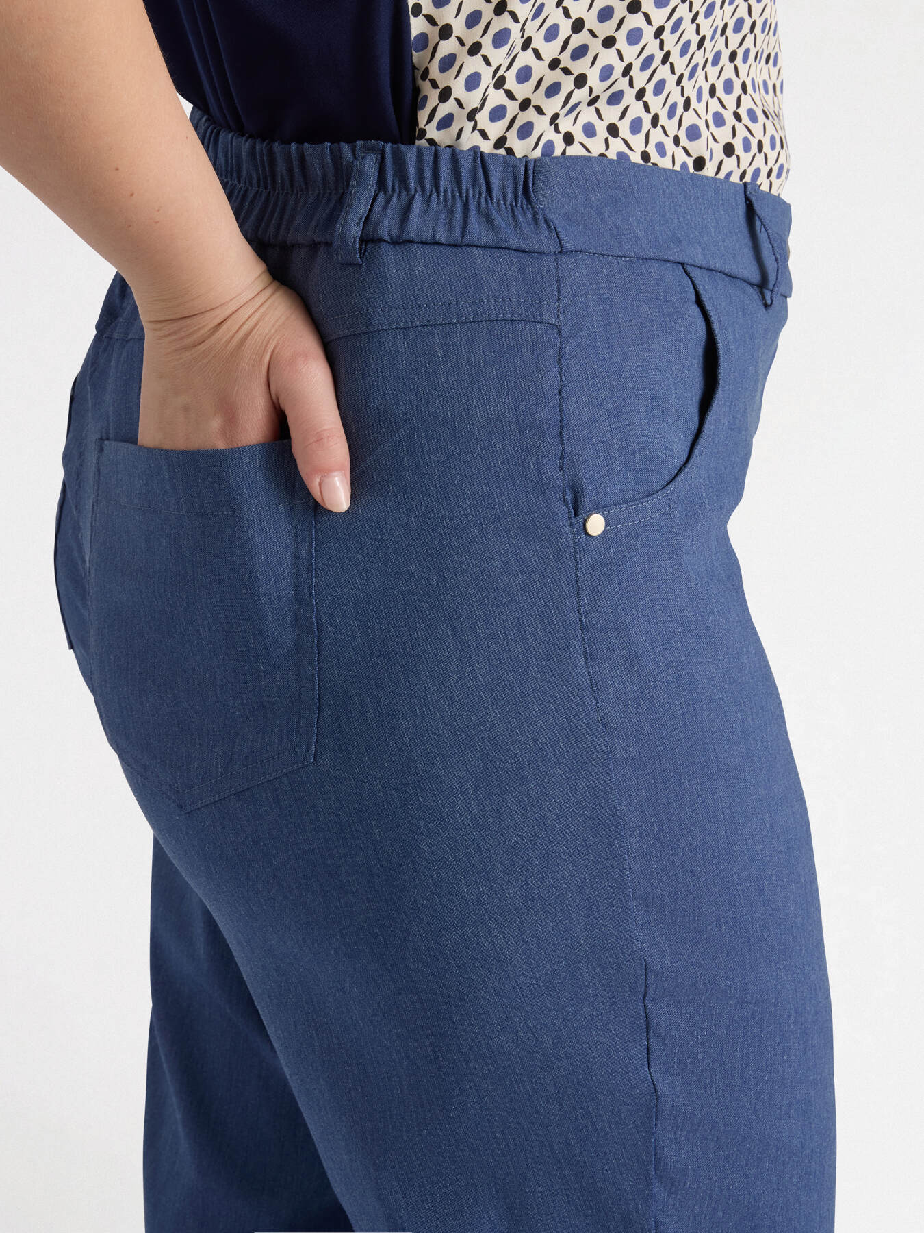 Gerade geschnittene Hose mit schr&auml;g geschnittenen Taschen image number 3